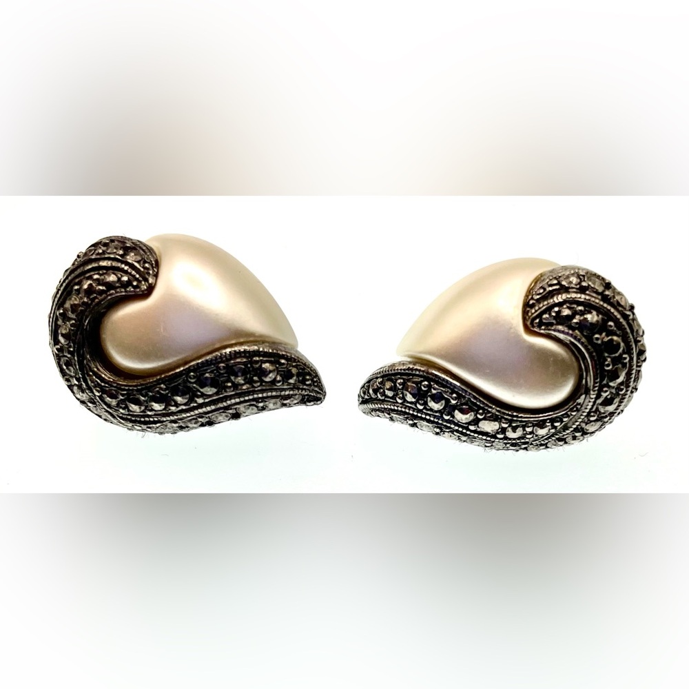Vintage Silver Tone Textured Clip On Earrings White Acrylic Pearlescent Gem